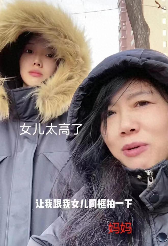 美如花妈妈却嫌弃：比门还高咋找对象尊龙凯时20岁女孩身高226米貌(图8)