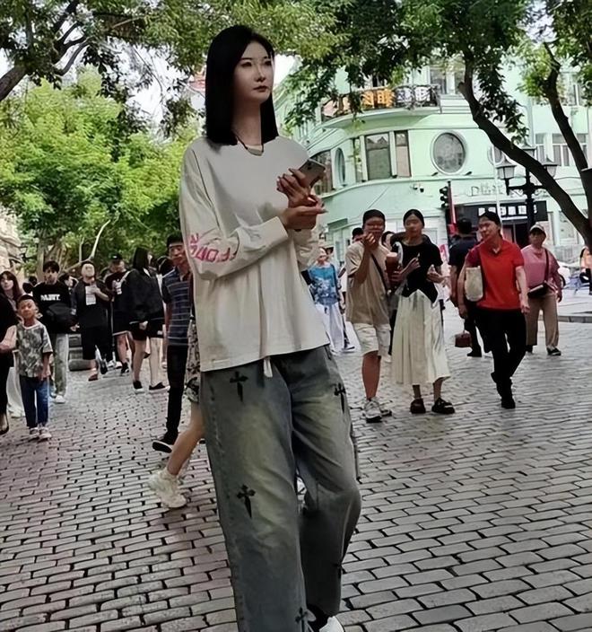 美如花妈妈却嫌弃：比门还高咋找对象尊龙凯时20岁女孩身高226米貌(图10)