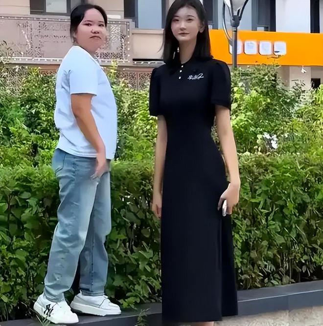 美如花妈妈却嫌弃：比门还高咋找对象尊龙凯时20岁女孩身高226米貌(图11)