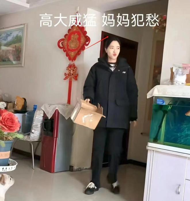 美如花妈妈却嫌弃：比门还高咋找对象尊龙凯时20岁女孩身高226米貌(图14)